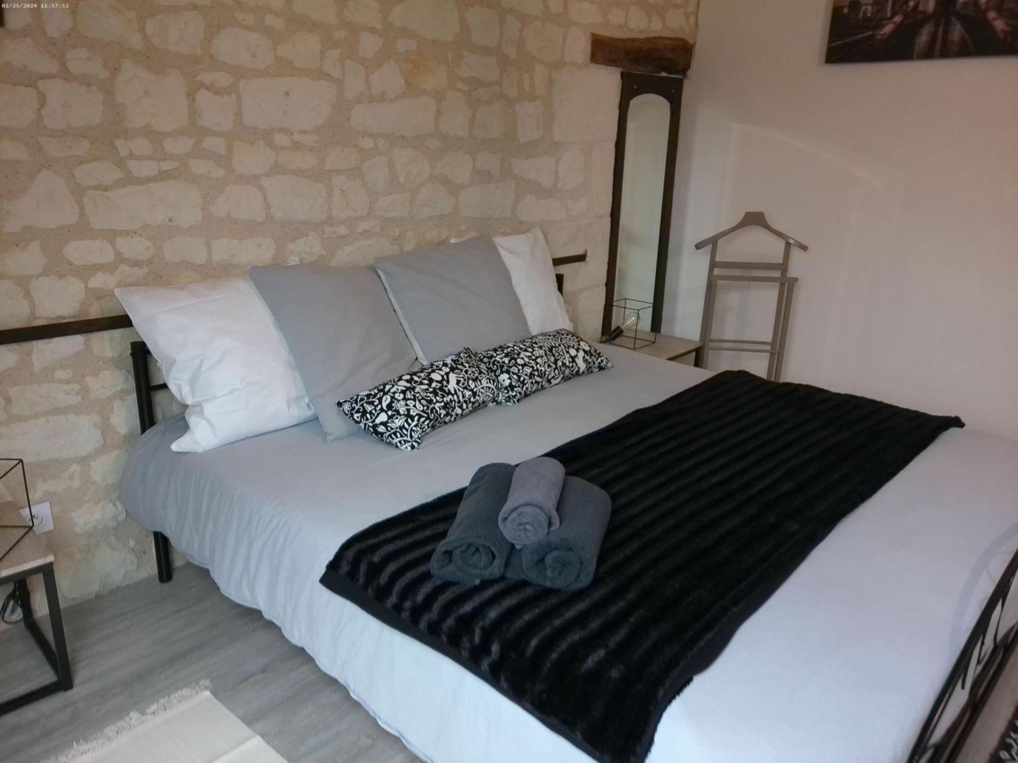 Hotel A 2 Pas D Azay Neuil Exterior foto
